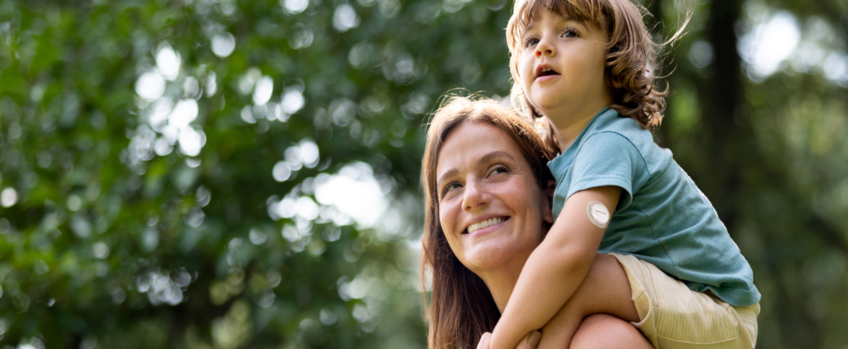 Mama z dzieckiem noszącym sensor Dexcom G7